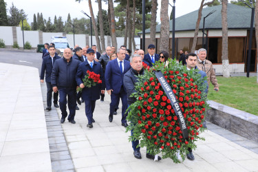 Suraxanı Rayon İcra Hakimiyyətinin başçısı Adil Əliyev, müavinləri və şöbə müdirləri 27 sentyabr - Anım Günü ilə əlaqədar Fəxri Xiyabanda Şəhidlərin məzarını ziyarət edərək gül dəstələri düzüb, onların əziz xatirəsini ehtiramla yad ediblər