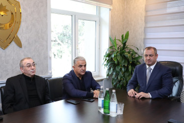 Azərbaycanda prokurorluq orqanlarının yaranmasının 107 illiyi və  prokurorluq işçilərinin peşə bayramı günü münasibətilə Suraxanı Rayon İcra Hakimiyyətinin başçısı Adil Əliyev, Rayon prokuroru Rəşid Mahmudov, RİHB-nin müavinləri və rayon Prokurorluğunun əməkdaşları Ümummilli lider Heydər Əliyevin Suraxanı rayonunda adını daşıyan parkda ucalan abidəsini ziyarət edib, önünə gül dəstələri düzərək xatirəsini ehtiramla anıblar