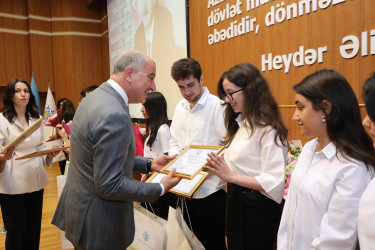 Sentyabrın 11-də Suraxanıda 600-dən yuxarı bal toplayan məzunlarla görüş keçirildi