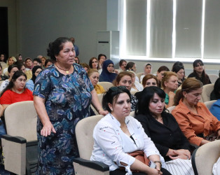 Sentyabrın 10-da Suraxanı Rayon İcra Hakimiyyətinin başçısı Adil Əliyev Bülbülə qəsəbəsində yerləşən 327 saylı tam orta məktəbdə sakinlərlə səyyar görüş keçirib