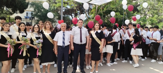 Rayon İcra Hakimiyyətinin baçşısı Adil Əliyev “Son zəng” münasibətilə məzunları təbrik edib