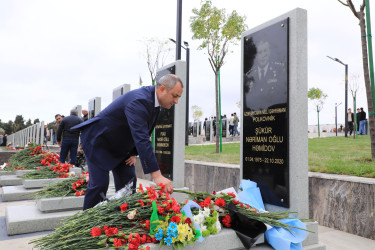 Suraxanı Rayon İcra Hakimiyyətinin başçısı Adil Əliyev, müavinləri və şöbə müdirləri 27 sentyabr - Anım Günü ilə əlaqədar Fəxri Xiyabanda Şəhidlərin məzarını ziyarət edərək gül dəstələri düzüb, onların əziz xatirəsini ehtiramla yad ediblər