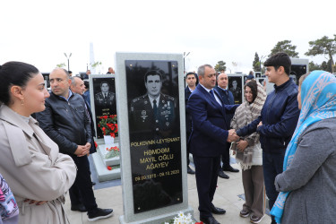 Suraxanı Rayon İcra Hakimiyyətinin başçısı Adil Əliyev, müavinləri və şöbə müdirləri 27 sentyabr - Anım Günü ilə əlaqədar Fəxri Xiyabanda Şəhidlərin məzarını ziyarət edərək gül dəstələri düzüb, onların əziz xatirəsini ehtiramla yad ediblər