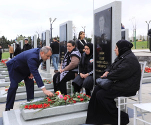 Suraxanı Rayon İcra Hakimiyyətinin başçısı Adil Əliyev, müavinləri və şöbə müdirləri 27 sentyabr - Anım Günü ilə əlaqədar Fəxri Xiyabanda Şəhidlərin məzarını ziyarət edərək gül dəstələri düzüb, onların əziz xatirəsini ehtiramla yad ediblər