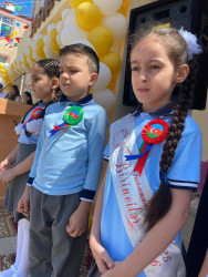 Bu gün ümumtəhsil müəssisələrində “Son zəng” çalınıb Bu münasibətlə Suraxanı rayonunun bütün məktəblərində “Son zəng” tədbirlərində Rayon İcra Hakimiyyəti başçısı Aparatının, qəsəbə inzibati ərazi dairələri üzrə nümayəndəliklərin və bələdiyyələrin məsul əməkdaşları iştirak edərək Rayon İcra Hakimiyyəti başçısının təbriklərini çatdırıblar.