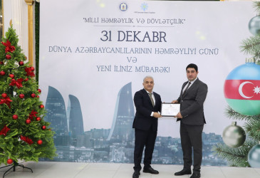 31 Dekabr - Dünya Azərbaycanlılarının Həmrəyliyi Günü və Yeni il bayramı münasibətilə rayonun ictimai həyatında fəal iştirakına görə bir qrup şəxs Rayon İcra Hakimiyyəti başçısının və YAP Suraxanı Rayon Təşkilatının Fəxri Fərmanları ilə təltif olunublar
