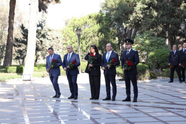 Azərbaycanda prokurorluq orqanlarının yaranmasının 107 illiyi və  prokurorluq işçilərinin peşə bayramı günü münasibətilə Suraxanı Rayon İcra Hakimiyyətinin başçısı Adil Əliyev, Rayon prokuroru Rəşid Mahmudov, RİHB-nin müavinləri və rayon Prokurorluğunun əməkdaşları Ümummilli lider Heydər Əliyevin Suraxanı rayonunda adını daşıyan parkda ucalan abidəsini ziyarət edib, önünə gül dəstələri düzərək xatirəsini ehtiramla anıblar