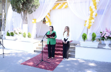 Bu gün ümumtəhsil müəssisələrində “Son zəng” çalınıb Bu münasibətlə Suraxanı rayonunun bütün məktəblərində “Son zəng” tədbirlərində Rayon İcra Hakimiyyəti başçısı Aparatının, qəsəbə inzibati ərazi dairələri üzrə nümayəndəliklərin və bələdiyyələrin məsul əməkdaşları iştirak edərək Rayon İcra Hakimiyyəti başçısının təbriklərini çatdırıblar.