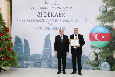 31 Dekabr - Dünya Azərbaycanlılarının Həmrəyliyi Günü və Yeni il bayramı münasibətilə rayonun ictimai həyatında fəal iştirakına görə bir qrup şəxs Rayon İcra Hakimiyyəti başçısının və YAP Suraxanı Rayon Təşkilatının Fəxri Fərmanları ilə təltif olunublar