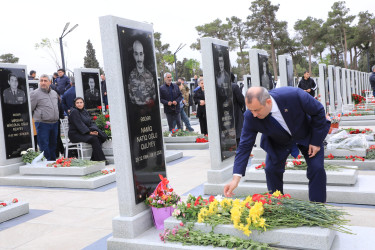 Suraxanı Rayon İcra Hakimiyyətinin başçısı Adil Əliyev, müavinləri və şöbə müdirləri 27 sentyabr - Anım Günü ilə əlaqədar Fəxri Xiyabanda Şəhidlərin məzarını ziyarət edərək gül dəstələri düzüb, onların əziz xatirəsini ehtiramla yad ediblər