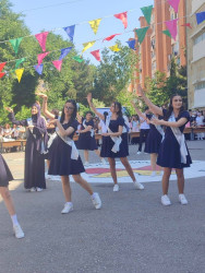 Bu gün ümumtəhsil müəssisələrində “Son zəng” çalınıb Bu münasibətlə Suraxanı rayonunun bütün məktəblərində “Son zəng” tədbirlərində Rayon İcra Hakimiyyəti başçısı Aparatının, qəsəbə inzibati ərazi dairələri üzrə nümayəndəliklərin və bələdiyyələrin məsul əməkdaşları iştirak edərək Rayon İcra Hakimiyyəti başçısının təbriklərini çatdırıblar.
