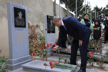 Suraxanı Rayon İcra Hakimiyyətinin başçısı Adil Əliyev, müavinləri və şöbə müdirləri 27 sentyabr - Anım Günü ilə əlaqədar Fəxri Xiyabanda Şəhidlərin məzarını ziyarət edərək gül dəstələri düzüb, onların əziz xatirəsini ehtiramla yad ediblər