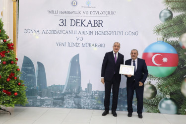 31 Dekabr - Dünya Azərbaycanlılarının Həmrəyliyi Günü və Yeni il bayramı münasibətilə rayonun ictimai həyatında fəal iştirakına görə bir qrup şəxs Rayon İcra Hakimiyyəti başçısının və YAP Suraxanı Rayon Təşkilatının Fəxri Fərmanları ilə təltif olunublar