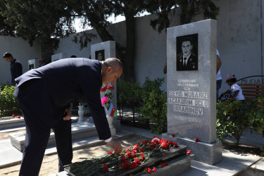 Suraxanı Rayon İcra Hakimiyyətinin başçısı Adil Əliyev, müavinləri və sektor müdirləri 27 sentyabr - Anım Günü ilə əlaqədar Fəxri Xiyabanda Şəhidlərin məzarını ziyarət edərək gül dəstələri düzüb, onların əziz xatirəsini ehtiramla yad ediblər