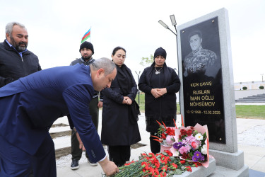 Suraxanı Rayon İcra Hakimiyyətinin başçısı Adil Əliyev, müavinləri və şöbə müdirləri 27 sentyabr - Anım Günü ilə əlaqədar Fəxri Xiyabanda Şəhidlərin məzarını ziyarət edərək gül dəstələri düzüb, onların əziz xatirəsini ehtiramla yad ediblər