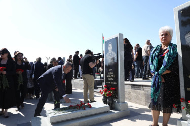 Suraxanı Rayon İcra Hakimiyyətinin başçısı Adil Əliyev, müavinləri və sektor müdirləri 27 sentyabr - Anım Günü ilə əlaqədar Fəxri Xiyabanda Şəhidlərin məzarını ziyarət edərək gül dəstələri düzüb, onların əziz xatirəsini ehtiramla yad ediblər