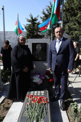 Suraxanı Rayon İcra Hakimiyyətinin başçısı Adil Əliyev, müavinləri və sektor müdirləri 27 sentyabr - Anım Günü ilə əlaqədar Fəxri Xiyabanda Şəhidlərin məzarını ziyarət edərək gül dəstələri düzüb, onların əziz xatirəsini ehtiramla yad ediblər
