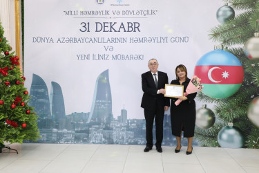 31 Dekabr - Dünya Azərbaycanlılarının Həmrəyliyi Günü və Yeni il bayramı münasibətilə rayonun ictimai həyatında fəal iştirakına görə bir qrup şəxs Rayon İcra Hakimiyyəti başçısının və YAP Suraxanı Rayon Təşkilatının Fəxri Fərmanları ilə təltif olunublar