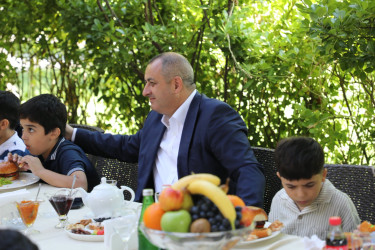 Suraxanı Rayon İcra Hakimiyyətinin təşkilatçılığı ilə 2026–2027-ci tədris ilinin başlanması münasibətilə şəhid övladları ilə görüş keçirilib