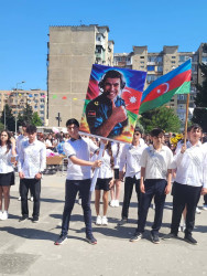 Bu gün ümumtəhsil müəssisələrində “Son zəng” çalınıb Bu münasibətlə Suraxanı rayonunun bütün məktəblərində “Son zəng” tədbirlərində Rayon İcra Hakimiyyəti başçısı Aparatının, qəsəbə inzibati ərazi dairələri üzrə nümayəndəliklərin və bələdiyyələrin məsul əməkdaşları iştirak edərək Rayon İcra Hakimiyyəti başçısının təbriklərini çatdırıblar.