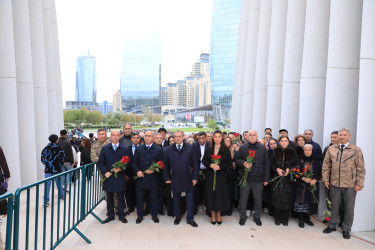 27 Sentyabr - Anım Günü ilə əlaqədar Suraxanı rayon İcra Hakimiyyətinin başçısı Adil Əliyev, müavinləri, RİHBA-nın əməkdaşları, şəhid ailələri və rayon ictimaiyyəti Azərbaycanın ərazi bütövlüyü və suverenliyi uğrunda canından keçmiş Vətən övladlarının xatirəsinə salınmış Zəfər parkını ziyarət edib,  buradakı abidə önünə gül dəstələri qoyublar