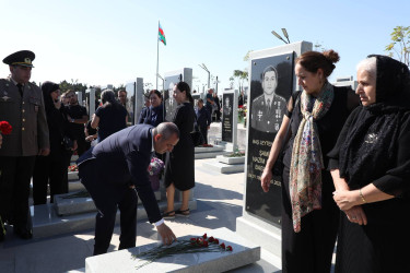 Suraxanı Rayon İcra Hakimiyyətinin başçısı Adil Əliyev, müavinləri və sektor müdirləri 27 sentyabr - Anım Günü ilə əlaqədar Fəxri Xiyabanda Şəhidlərin məzarını ziyarət edərək gül dəstələri düzüb, onların əziz xatirəsini ehtiramla yad ediblər