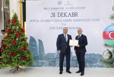 31 Dekabr - Dünya Azərbaycanlılarının Həmrəyliyi Günü və Yeni il bayramı münasibətilə rayonun ictimai həyatında fəal iştirakına görə bir qrup şəxs Rayon İcra Hakimiyyəti başçısının və YAP Suraxanı Rayon Təşkilatının Fəxri Fərmanları ilə təltif olunublar