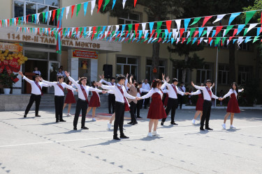 Rayon İcra Hakimiyyətinin baçşısı Adil Əliyev “Son zəng” münasibətilə məzunları təbrik edib