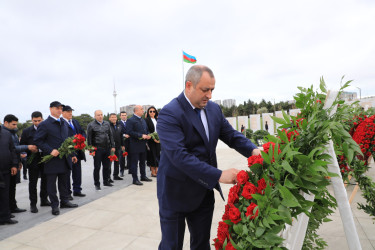 Suraxanı Rayon İcra Hakimiyyətinin başçısı Adil Əliyev, müavinləri və şöbə müdirləri 27 sentyabr - Anım Günü ilə əlaqədar Fəxri Xiyabanda Şəhidlərin məzarını ziyarət edərək gül dəstələri düzüb, onların əziz xatirəsini ehtiramla yad ediblər