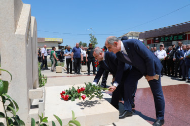 Suraxanı rayonunda Heydər Əliyevin hakimiyyətə birinci gəlişinin 56-cı ildönümü münasibətilə Suraxanı rayonu, Yeni Suraxanı qəsəbəsi, 14 İyul küçəsində Ulu öndərin siyasi hakimiyyətə gəlişini əks etdirən Xatirə kompleksi ziyarət olunub.