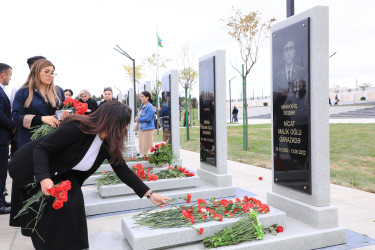 Suraxanı Rayon İcra Hakimiyyətinin başçısı Adil Əliyev, müavinləri və şöbə müdirləri 27 sentyabr - Anım Günü ilə əlaqədar Fəxri Xiyabanda Şəhidlərin məzarını ziyarət edərək gül dəstələri düzüb, onların əziz xatirəsini ehtiramla yad ediblər