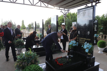 27 sentyabr – Anım günü ərəfəsində Suraxanı rayonunda şəhid məzarları ziyarət edilir