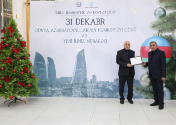 31 Dekabr - Dünya Azərbaycanlılarının Həmrəyliyi Günü və Yeni il bayramı münasibətilə rayonun ictimai həyatında fəal iştirakına görə bir qrup şəxs Rayon İcra Hakimiyyəti başçısının və YAP Suraxanı Rayon Təşkilatının Fəxri Fərmanları ilə təltif olunublar