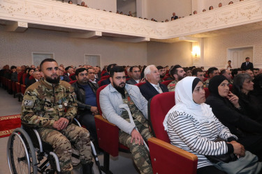 Suraxanıda “Konstitusiya və Suverenlik İli” çərçivəsində Şanlı tariximizin ən şərəfli və qürurverici səhifələrinə həkk olunmuş 8 noyabr – Zəfər gününün 5-ci ildönümü münasibətilə “Zəfər Bayrağına düzlən!” adlı vətənpərvərlik tədbiri keçirilib