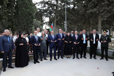 27 Sentyabr – Anım Günü ərəfəsində Suraxanı rayonunda Vətənimizin müstəqilliyi, suverenliyi və ərazi bütövlüyü uğrunda canından keçərək şəhidlik zirvəsinə ucalmış qəhrəmanlarımızın əziz xatirəsi dərin ehtiramla yad edilib
