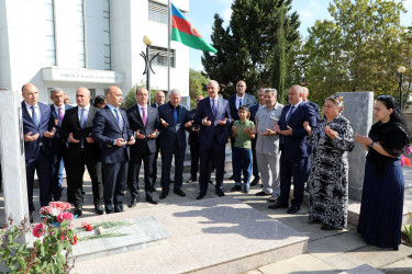 27 Sentyabr – Anım Günü ərəfəsində Suraxanı rayonunda Vətənimizin müstəqilliyi, suverenliyi və ərazi bütövlüyü uğrunda canından keçərək şəhidlik zirvəsinə ucalmış qəhrəmanlarımızın əziz xatirəsi dərin ehtiramla yad edilib