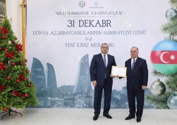 31 Dekabr - Dünya Azərbaycanlılarının Həmrəyliyi Günü və Yeni il bayramı münasibətilə rayonun ictimai həyatında fəal iştirakına görə bir qrup şəxs Rayon İcra Hakimiyyəti başçısının və YAP Suraxanı Rayon Təşkilatının Fəxri Fərmanları ilə təltif olunublar