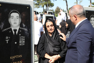Suraxanı Rayon İcra Hakimiyyətinin başçısı Adil Əliyev, müavinləri və sektor müdirləri 27 sentyabr - Anım Günü ilə əlaqədar Fəxri Xiyabanda Şəhidlərin məzarını ziyarət edərək gül dəstələri düzüb, onların əziz xatirəsini ehtiramla yad ediblər