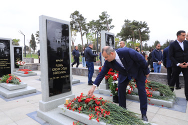 Suraxanı Rayon İcra Hakimiyyətinin başçısı Adil Əliyev, müavinləri və şöbə müdirləri 27 sentyabr - Anım Günü ilə əlaqədar Fəxri Xiyabanda Şəhidlərin məzarını ziyarət edərək gül dəstələri düzüb, onların əziz xatirəsini ehtiramla yad ediblər
