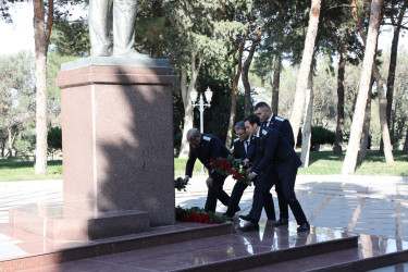 Azərbaycanda prokurorluq orqanlarının yaranmasının 107 illiyi və  prokurorluq işçilərinin peşə bayramı günü münasibətilə Suraxanı Rayon İcra Hakimiyyətinin başçısı Adil Əliyev, Rayon prokuroru Rəşid Mahmudov, RİHB-nin müavinləri və rayon Prokurorluğunun əməkdaşları Ümummilli lider Heydər Əliyevin Suraxanı rayonunda adını daşıyan parkda ucalan abidəsini ziyarət edib, önünə gül dəstələri düzərək xatirəsini ehtiramla anıblar