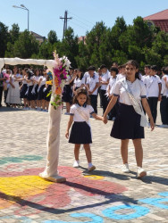 Bu gün ümumtəhsil müəssisələrində “Son zəng” çalınıb Bu münasibətlə Suraxanı rayonunun bütün məktəblərində “Son zəng” tədbirlərində Rayon İcra Hakimiyyəti başçısı Aparatının, qəsəbə inzibati ərazi dairələri üzrə nümayəndəliklərin və bələdiyyələrin məsul əməkdaşları iştirak edərək Rayon İcra Hakimiyyəti başçısının təbriklərini çatdırıblar.