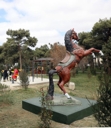 “Şəhərsalma və Memarlıq İli”  çərçivəsində Suraxanı rayonu, Əmircan qəsəbəsində salınan yeni park martın 19-da bayramlar ərəfəsində sakinlərin istifadəsinə verilib