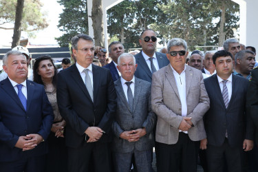 “Şəhərsalma və Memarlıq İli” çərçivəsində Suraxanı Rayon İcra Hakimiyyəti tərəfindən rayon ərazisində həyata keçirilən genişmiqyaslı abadlıq-quruculuq tədbirləri davam edərək Yeni Suraxanı qəsəbəsində də əsaslı yenidənqurma işləri aparılıb