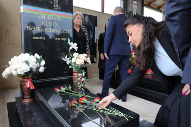 Suraxanı Rayon İcra Hakimiyyətinin başçısı Adil Əliyev və müavinləri Yeni Suraxanı, Binə, Hövsan, Zığ, Sabunçu və Qala qəsəbələrində vətənimizin müstəqilliyi və ərazi bütövlüyü uğrunda canlarını fəda etmiş şəhidlərimizin məzarlarını ziyarət ediblər