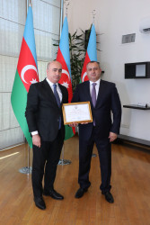 Suraxanı Rayon İcra Hakimiyyətinin təşkilatçılığı ilə 23 İyun - Dövlət Qulluqçularının Peşə Bayramı qeyd edilib. Tədbirdə Rayon İcra Hakimiyyətinin başçısı Adil Əliyev, YAP Suraxanı Rayon Təşkilatının sədri Vüqar Seyidov, rayonun hüquq-mühafizə orqanlarının rəhbərləri, RİHB-nin müavinləri, rayonun dövlət qulluqçuları iştirak ediblər