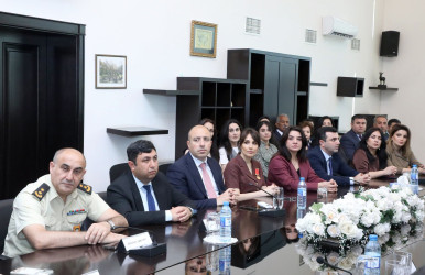 Suraxanı Rayon İcra Hakimiyyətinin təşkilatçılığı ilə 23 İyun - Dövlət Qulluqçularının Peşə Bayramı qeyd edilib. Tədbirdə Rayon İcra Hakimiyyətinin başçısı Adil Əliyev, YAP Suraxanı Rayon Təşkilatının sədri Vüqar Seyidov, rayonun hüquq-mühafizə orqanlarının rəhbərləri, RİHB-nin müavinləri, rayonun dövlət qulluqçuları iştirak ediblər