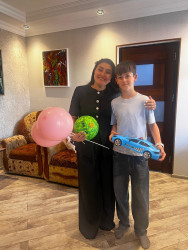 “İnsan Hüquqları Aylığı” çərçivəsində Suraxanı rayon İcra Hakimiyyətinin təşəbbüsü ilə qəsəbə bələdiyyələrində yaradılmış “Gender məsələləri və məişət zorakılığı ilə mübarizəyə dair komissiya” tərəfindən “1 İyun –Uşaqların Beynəlxalq Müdafiəsi Günü” münasibətilə aztəminatlı ailələrin xüsusi qayğıya ehtiyacı olan uşaqları ziyarət olunub və onlara hədiyyələr təqdim edilib