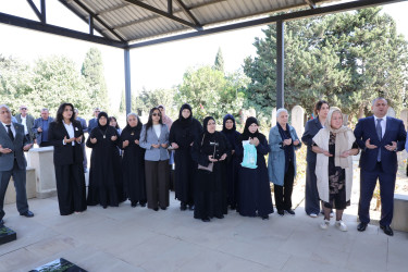 Suraxanı Rayon İcra Hakimiyyətinin başçısı Adil Əliyev və müavinləri Yeni Suraxanı, Binə, Hövsan, Zığ, Sabunçu və Qala qəsəbələrində vətənimizin müstəqilliyi və ərazi bütövlüyü uğrunda canlarını fəda etmiş şəhidlərimizin məzarlarını ziyarət ediblər