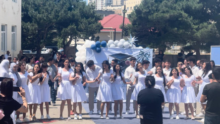 Bu gün ümumtəhsil müəssisələrində “Son zəng” çalınıb Bu münasibətlə Suraxanı rayonunun bütün məktəblərində “Son zəng” tədbirlərində Rayon İcra Hakimiyyəti başçısı Aparatının, qəsəbə inzibati ərazi dairələri üzrə nümayəndəliklərin və bələdiyyələrin məsul əməkdaşları iştirak edərək Rayon İcra Hakimiyyəti başçısının təbriklərini çatdırıblar.