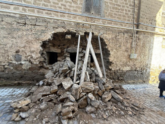 Suraxanı RİH başçısı Adil Əliyev görkəmli Azərbaycan tarixçisi, şair, yazıçı, mütəfəkkir və maarifçi Abbasqulu ağa Bakıxanovun Əmircan qəsəbəsində yerləşən evində yaranmış qəzalı vəziyyətlə əlaqədar əraziyə baxış keçirib